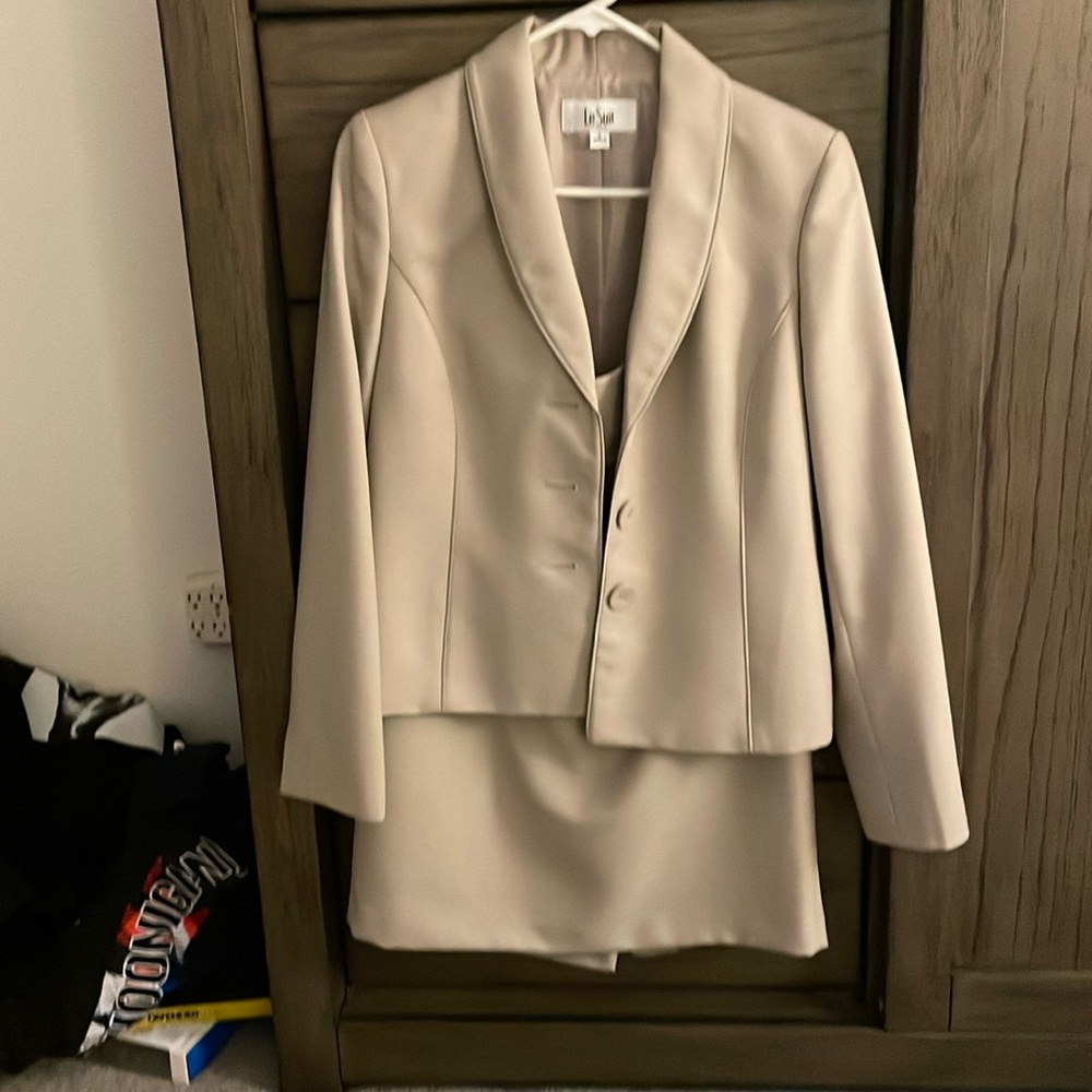 Never worn Le Suit skirt suit.